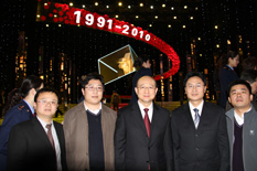 國(guó)家質(zhì)檢總局副局長(zhǎng)支樹平（右三）在中央電視臺(tái)演播大廳2010年&ldquo;3.15晚會(huì)&rdquo;直播現(xiàn)場(chǎng)與中國(guó)質(zhì)量檢驗(yàn)協(xié)會(huì)會(huì)員工作部主任楊曉東（右二）、防偽中心主任王成村（右一）、會(huì)員工作部副主任劉輝（左二）、會(huì)員工作部副主任王劍（左一）等協(xié)會(huì)工作人員代表合影留念