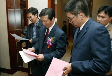 大會主席團推舉產(chǎn)生的監(jiān)票人中國質(zhì)量檢驗協(xié)會秘書長助理張明、總監(jiān)票人國家質(zhì)檢總局質(zhì)量司司長田世宏在仔細統(tǒng)計各項投票數(shù)據(jù)